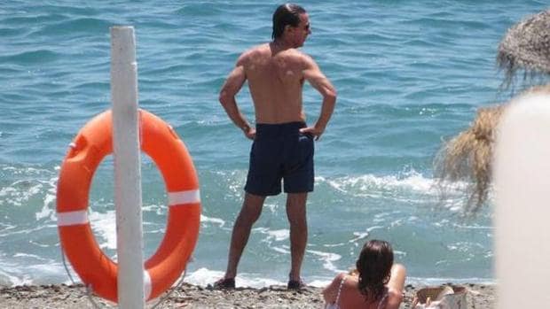 José María Aznar luce cuerpazo junto a su familia en las playas de Marbella