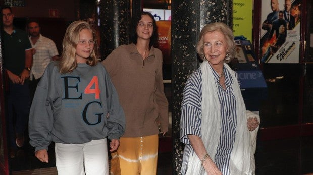 Doña Sofía llevó a sus nietas Irene y Victoria a ver «El Rey León»