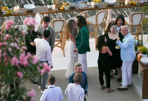 Heidi Klum y Tom Kaulitz besándose en su fiesta previa a la boda en el restaurante Riccio