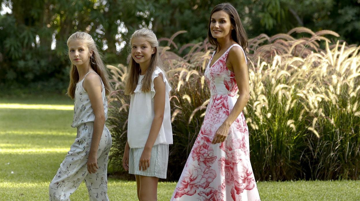 La Reina Letizia junto a sus dos hijas, la Princesa Lenor y la Infanta Sofía