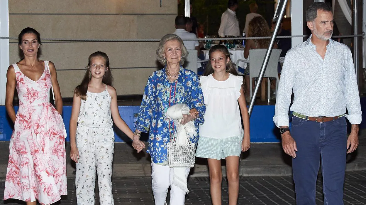 Los Reyes con sus hijas y Doña Sofía tras cenar en Portixol