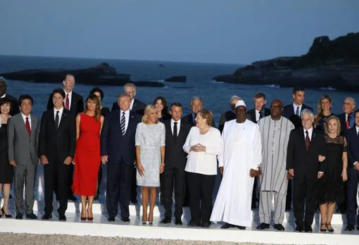 Los mandatarios internacionales participantes en la cumbre del G-7, celebrada este fin de semana en Biarritz, en la foto de familia tradicional junto con sus respectivas esposas