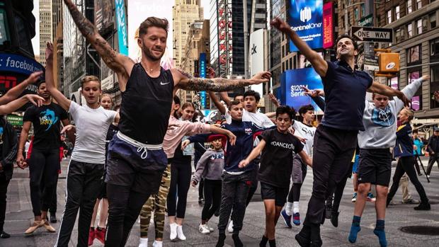 300 bailarines toman Times Square para defender las clases de ballet del príncipe Jorge