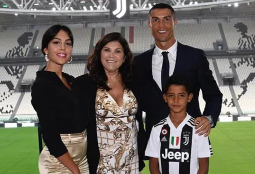 Cristiano Ronaldo junto con parte de su familia y su novia, la modelo Georgina Rodríguez