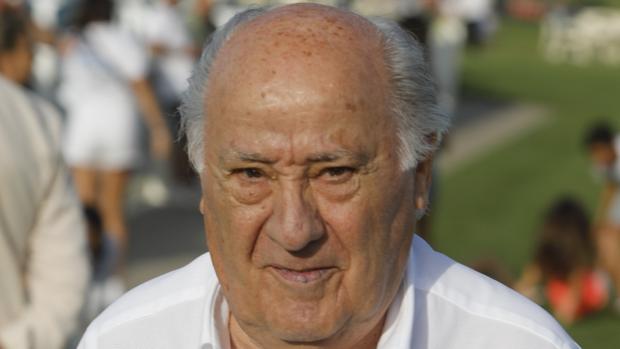 Las vacaciones de contrastes de Amancio Ortega: del paseo en yate a la comida de bar