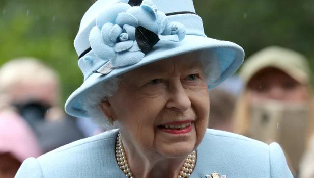 Isabel II concederá a sus empleados un aumento de salario de hasta un 4% y un día extra de vacaciones