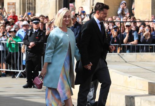 Katy Perry y Orlando Bloom acudiendo a la boda de Ellie Goulding