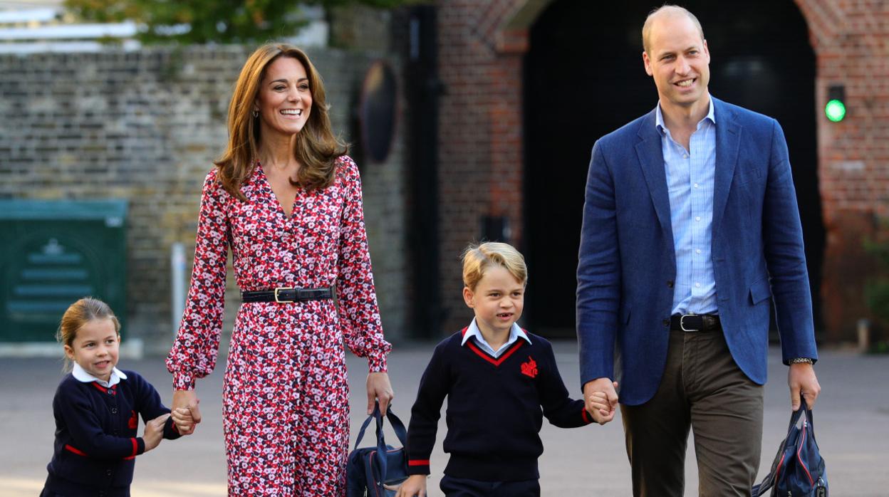 Los duques de Cambridge junto a sus hijos, Jorge y Carlota