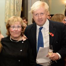 Boris Johnson junto a su madre, Charlotte