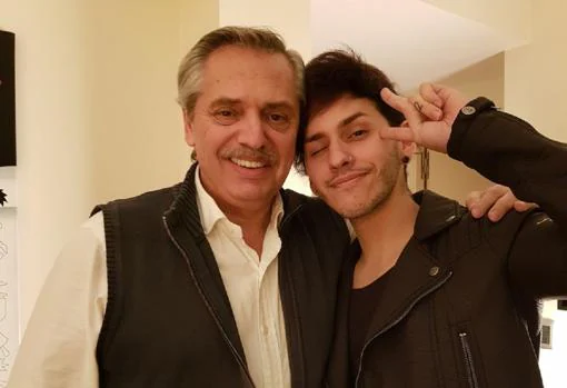 Alberto Fernández junto a su hijo