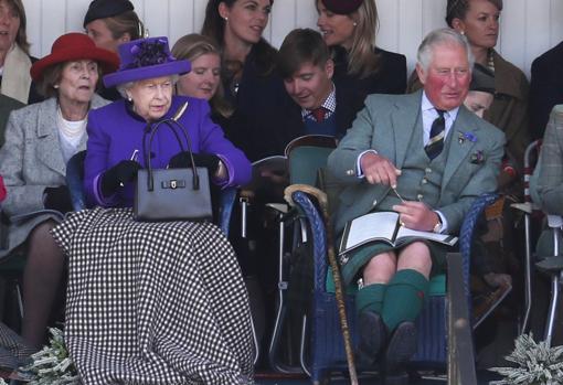 La Reina Isabel II, presenciando los Juegos de las Highlands junto a su hijo
