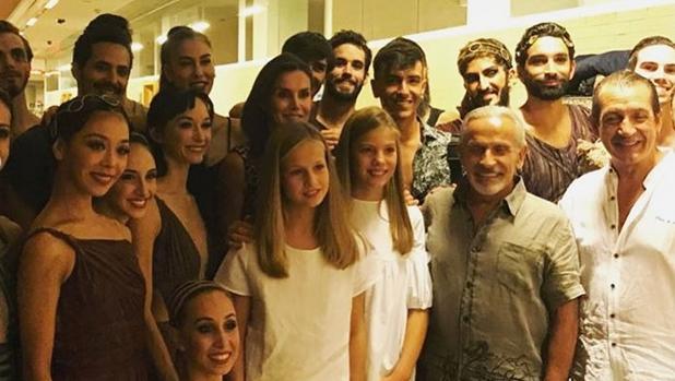 Doña Letizia acude con la Princesa Leonor y la Infanta Sofía a ver el ballet «Antígona»