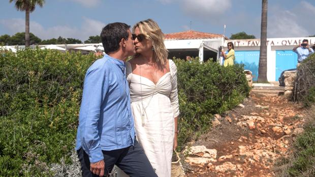 Susana Gallardo y Manuel Valls cierran su boda menorquina al borde del mar