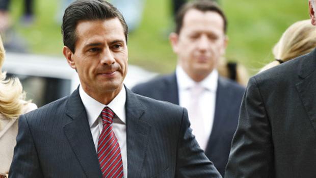 Enrique Peña Nieto y su novia se disfrazan con pelucas para no ser reconocidos