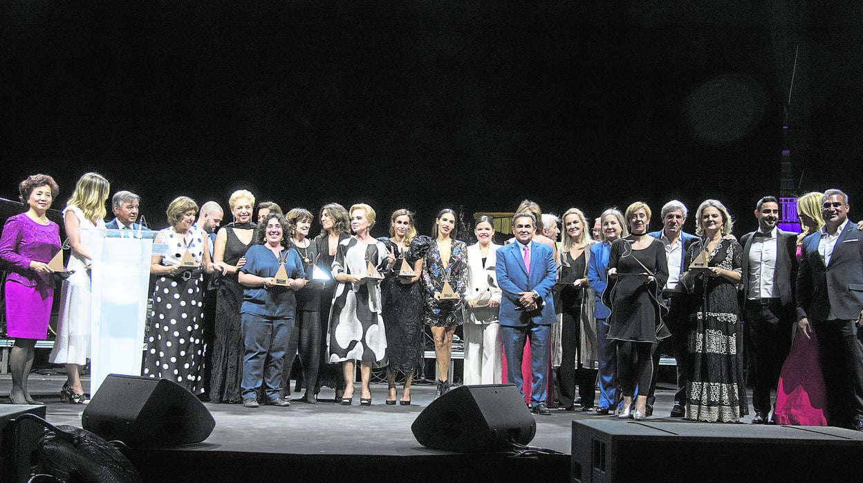 El doctor Gabriela Serrano, fundador y presidente de Sesderma, junto a todas las premiadas de la noche