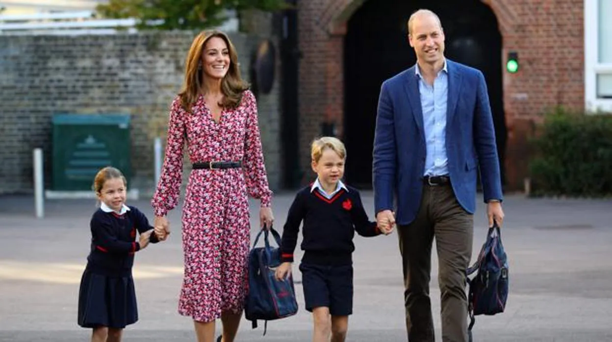 Catalina y Guillermo de Cambridge acompañan a sus hijos a su primer día de colegio