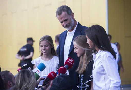 Los Reyes (abajo) con sus hijas, tras visitar a Don Juan Carlos en el hospital el pasado agosto