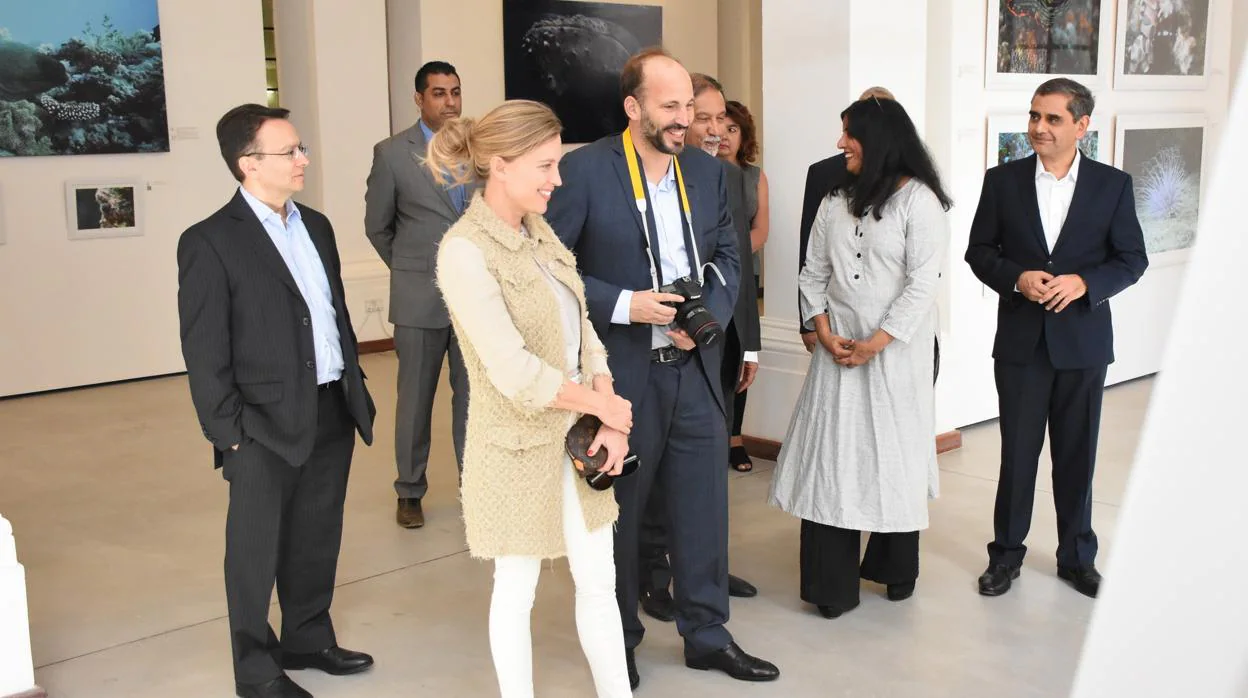 El príncipe Hussain Aga Khan y su prometida Elizabeth Hoag (centro de la imagen) en Nairobi