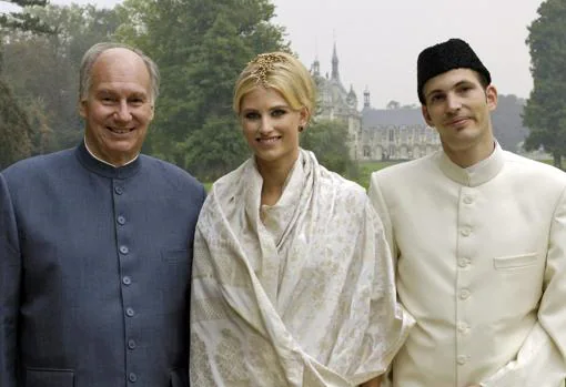 Karim Aga Khan, junto a su hijo Hussein y la primera mujer de este, Kristin J. White