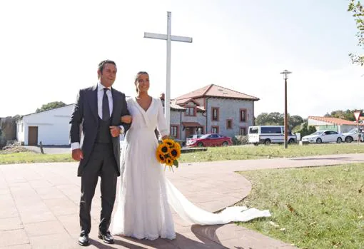 Marta Pombo junto a su padre a su llegada a la iglesia