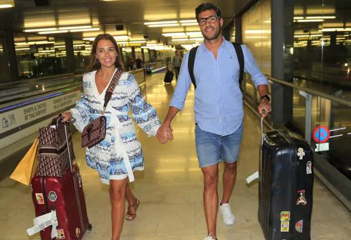 La actriz, este verano en el aeropuerto de Madrid, con Miguel Torres