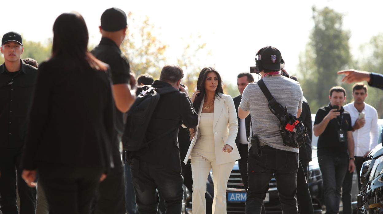 Kim Kardashian, rodeada de fotógrafos en Ereván