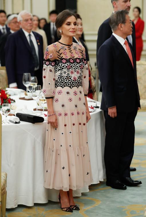 La Reina Letizia triunfa en Seúl con su vestido más innovador