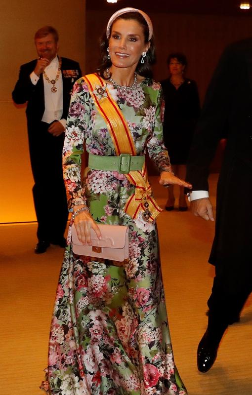 Doña Letizia reina en Japón con moda andaluza