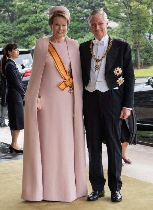 Matilde y Felipe de los Belgas. La Reina, con vestido capa en rosa empolvado a juego con un tocado