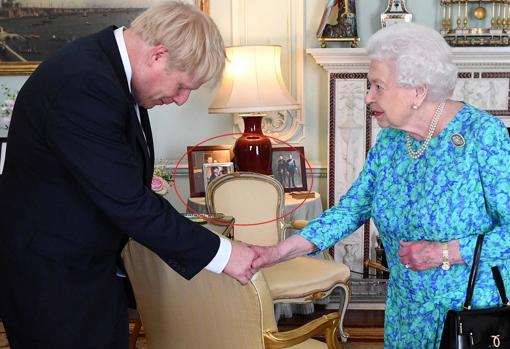 La Reina Isabel II retira la foto de Harry y Meghan del Palacio de Buckingham