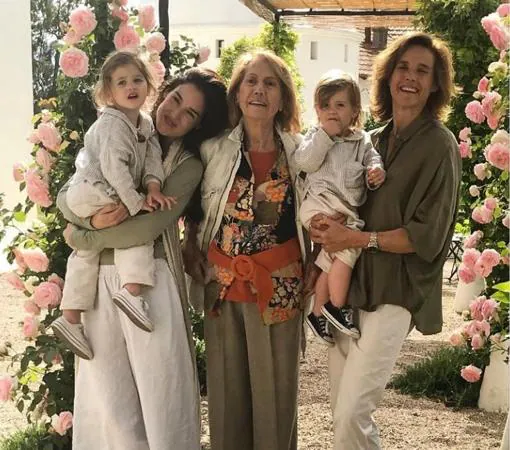 Blanca Entrecanales junto a su madre, Blanca Domecq, su hija Marta de la Rica y sus dos nietos