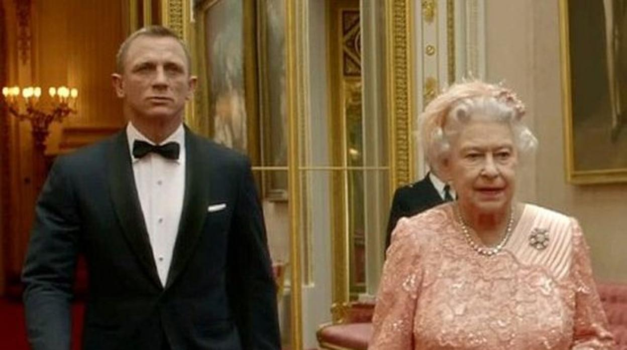 Isabel II y Daniel Craig