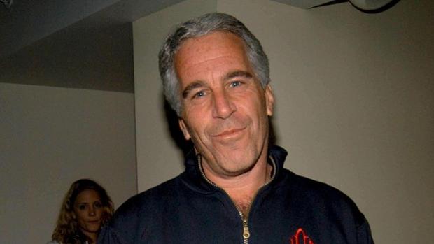 Un forense sostiene que Jeffrey Epstein no se suicidó