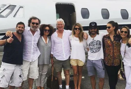 En mayo de 2016, utilizó otro de sus aviones para ir al concierto de The Rolling Stones en Cuba con el promotor Pino Sagliocco y Richard y Alejandra Gere.