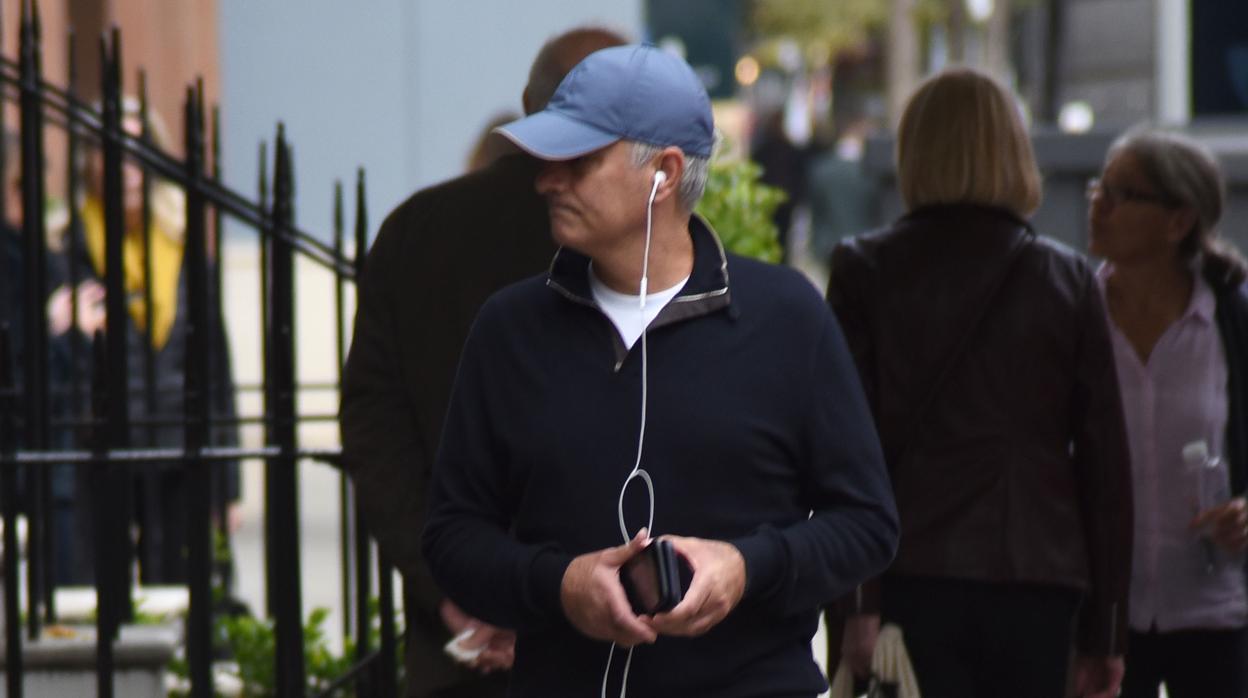 El técnico portugués paseando solo por las calles de Londres sin su alianza de bodas