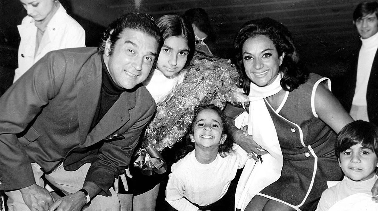 Lola Flores, Antonio González, «El pescaílla», y sus hijos Lolita, Rosario y Antonio en 1969