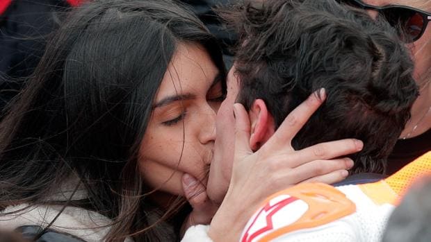 Así fue el apasionado beso entre Marc Márquez y Lucía Rivera en Cheste