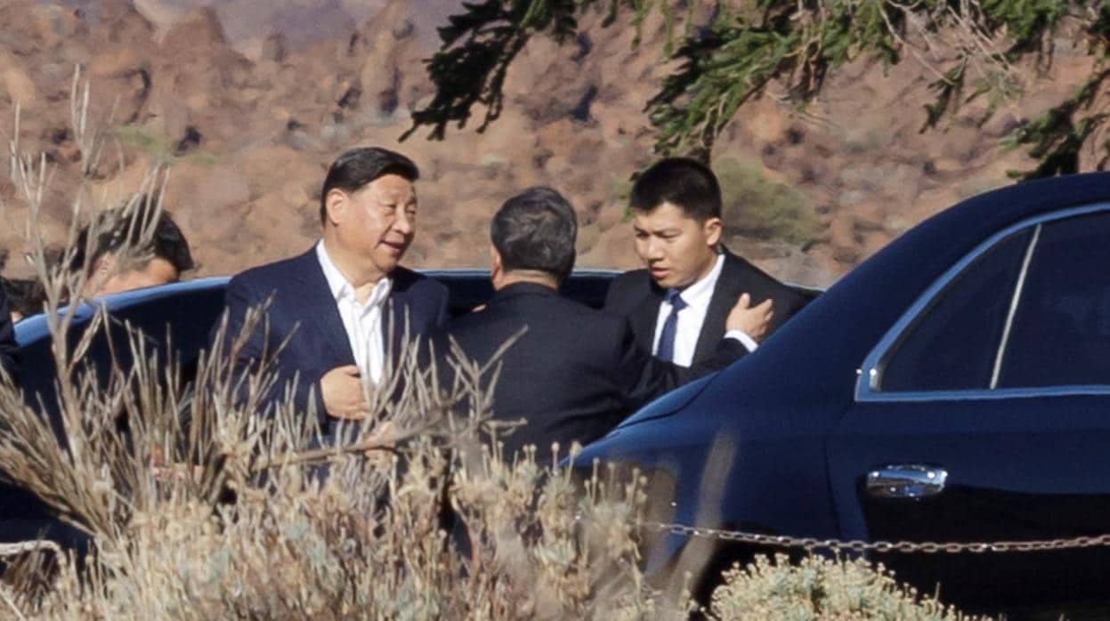 Xi Jinping (izquierda) a su llegada al Parador del Parque Nacional de El Teide