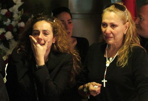 Rocío Carrasco y Rosa Benito en el funeral por Rocío Jurado