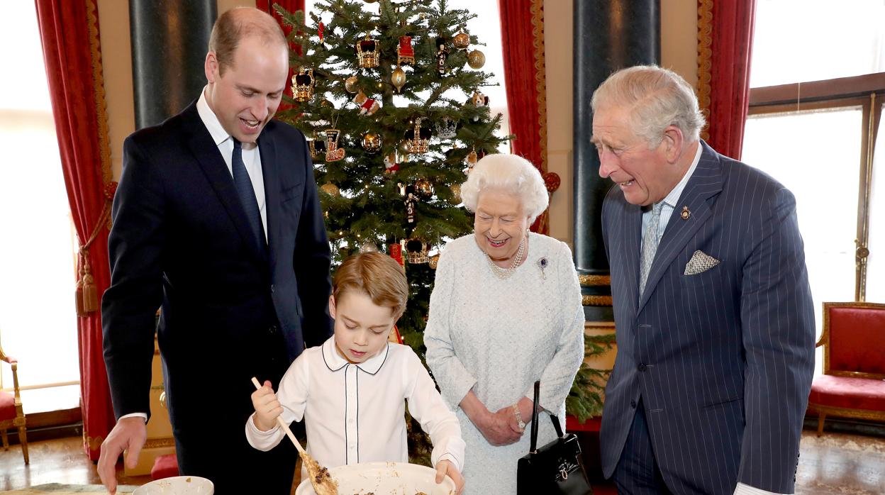 Isabel II ha sido fotografiada junto a su hijo, el Príncipe Carlo, su nieto, el Príncipe Guillermo y su bisnieto, el Principe Jorge