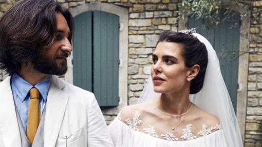 Carlota Casiraghi junto a su marido, Dimitri Rassam, en su boda en Mónaco