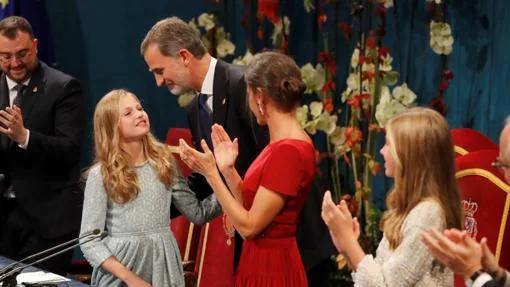 La Princesa Leonor saluda a su padre, Don Felipe, tras pronunciar su primer discurso oficial