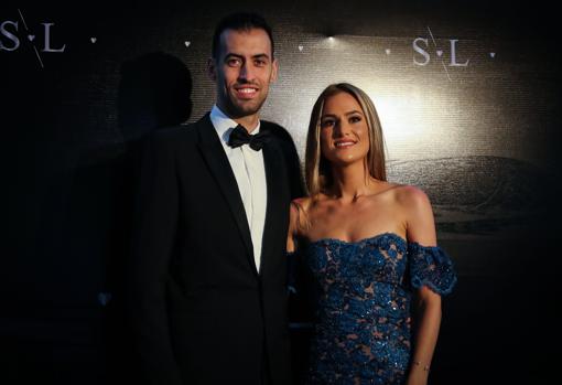 El futbolista del Barcelona Sergio Busquets junto a su esposa, Elena Galera