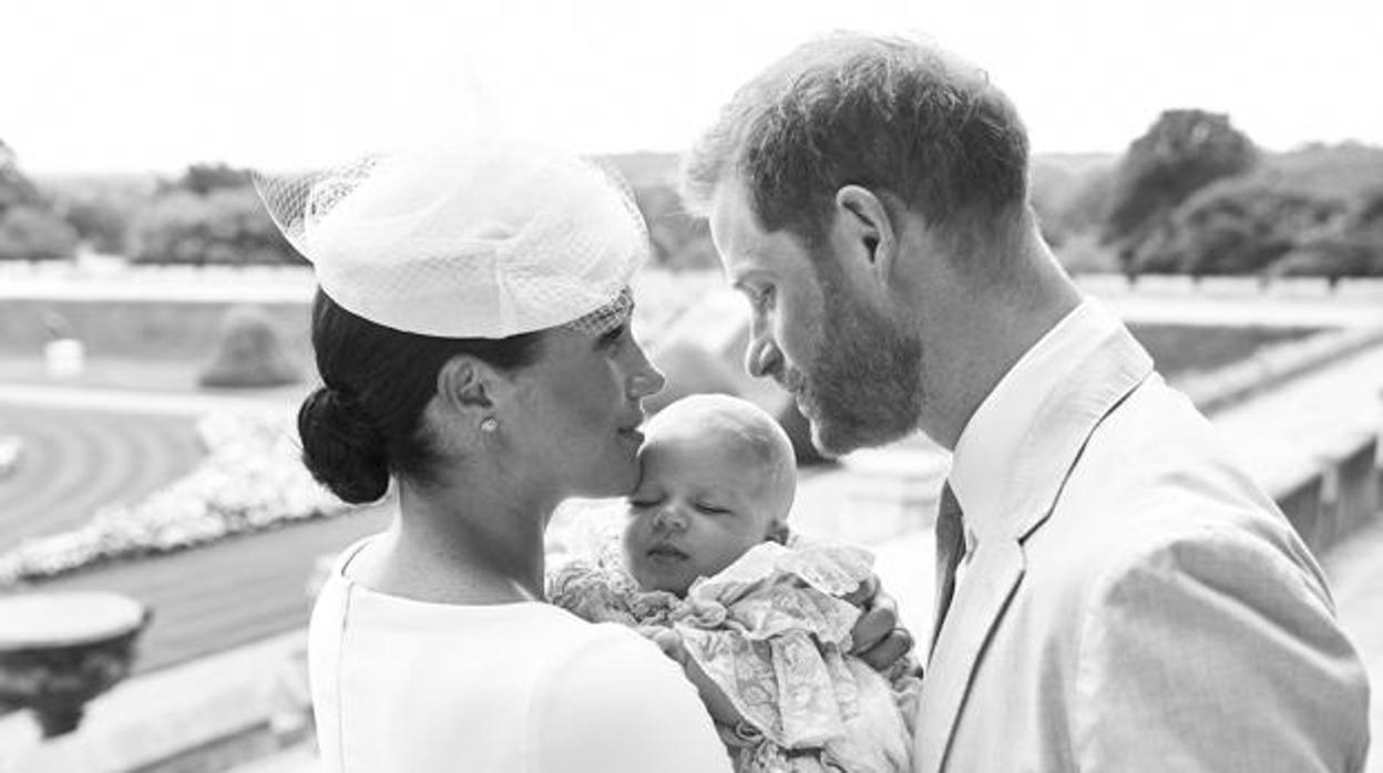 Meghan Markle y el Príncipe Harry con su hijo, Archie, en el Castillo de Windsor
