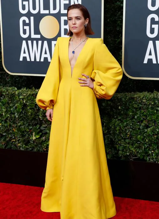Zoey Deutch, vestida con un llamativo atuendo amarillo de Fendi Couture.