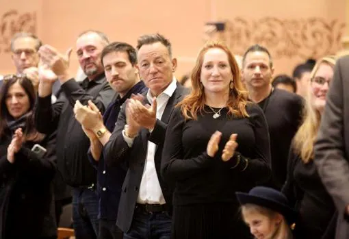 Fotografía cedida por el Ayuntamiento de Jersey City donde la estrella de rock Bruce Springsteen y su esposa Patti Scialfa mientras aplauden durante el acto de jura de su hijo menor, Sam, como bombero