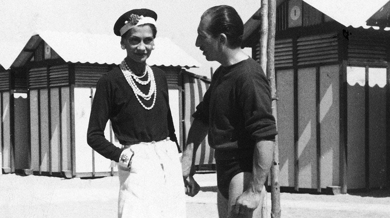 Coco Chanel liberalizó la silueta y adaptó las cómodas prendas masculinas al cuerpo femenino