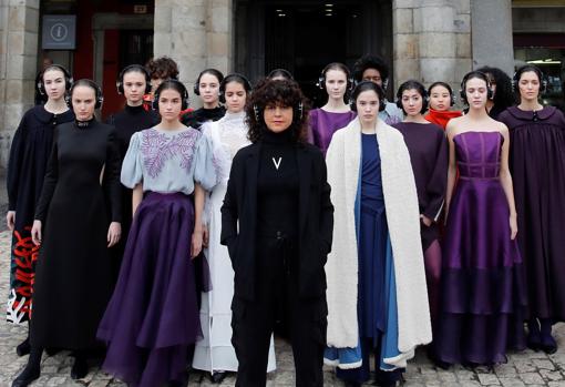 La diseñadora Pilar Torrecillas (de negro), con sus modelos. Tanto ellas como el público llevaron cascos para entrar en el ambiente