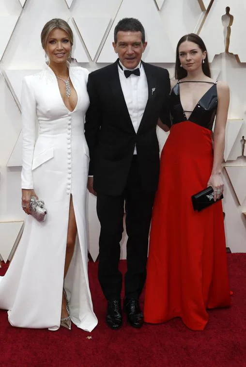 Stella del Carmen deslumbra en su debut en los Oscar con un «look» rompedor en rojo y negro