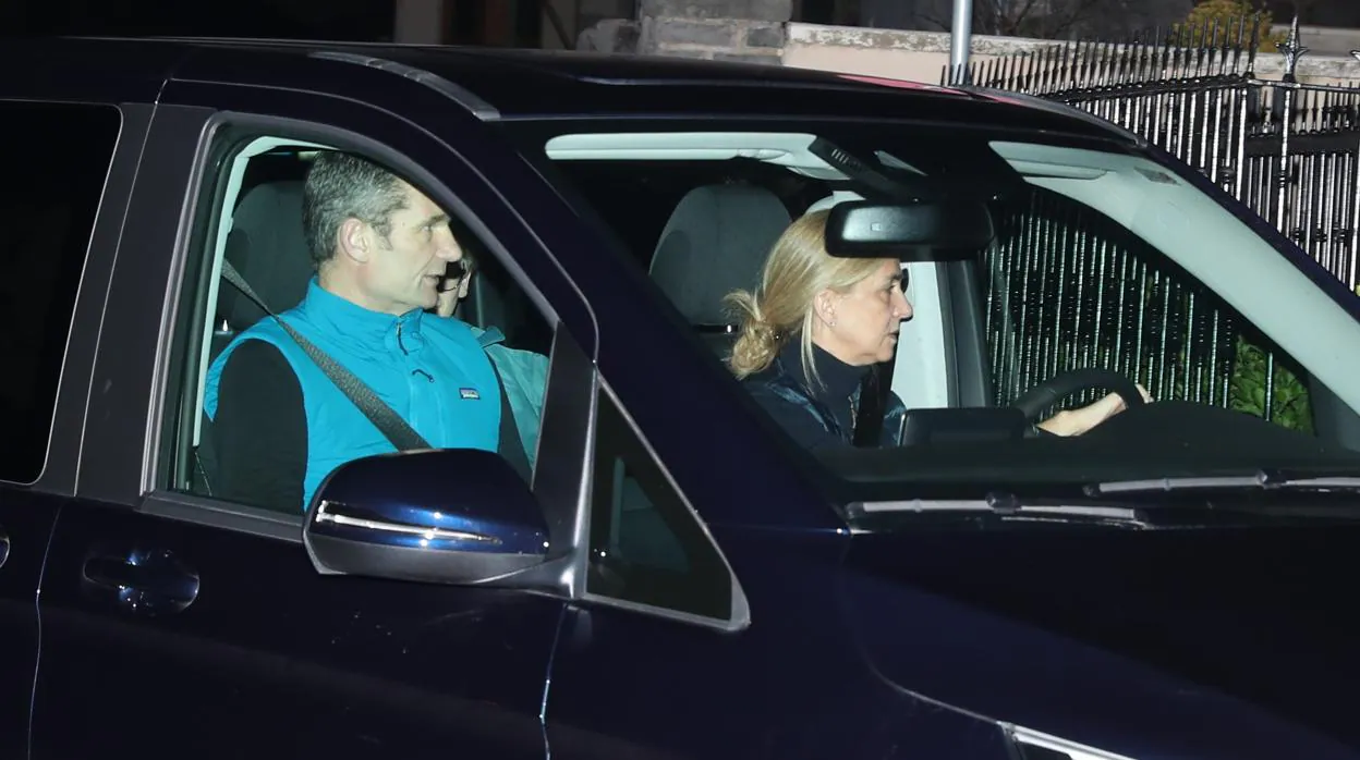 La Infanta Cristina e Iñaki Urdangarin, ayer por la noche a su llegada a Vitoria